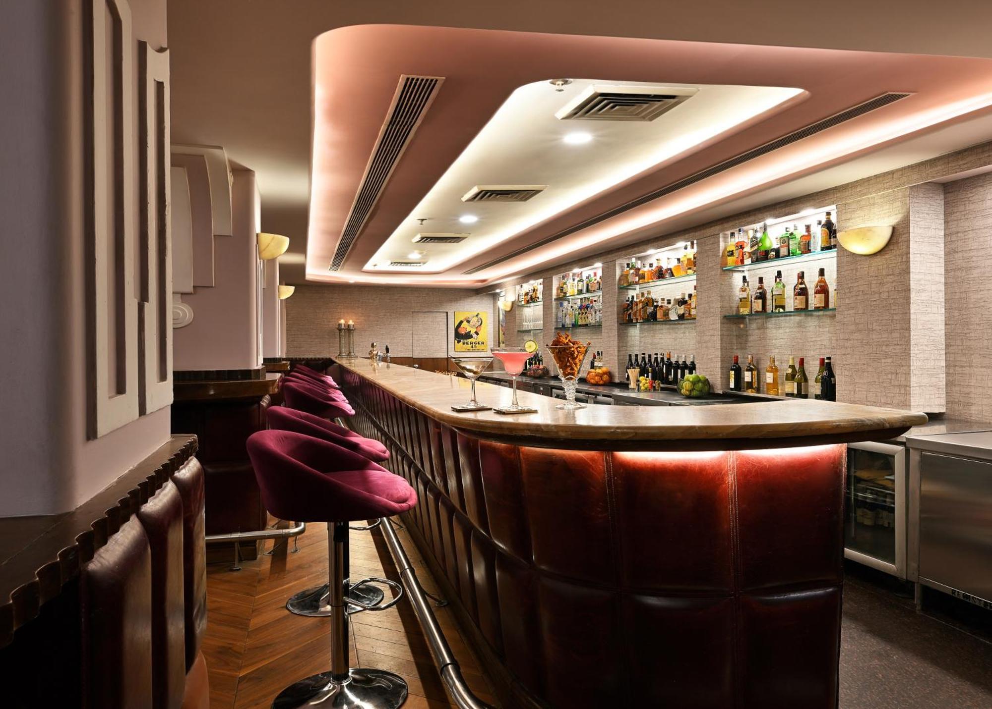 Ambassador, New Delhi - Ihcl Seleqtions Hotel Luaran gambar The bar at the 2010 London Olympics